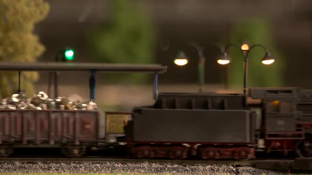 Treno a vapore in miniatura che attraversa la stazione. — Video Stock