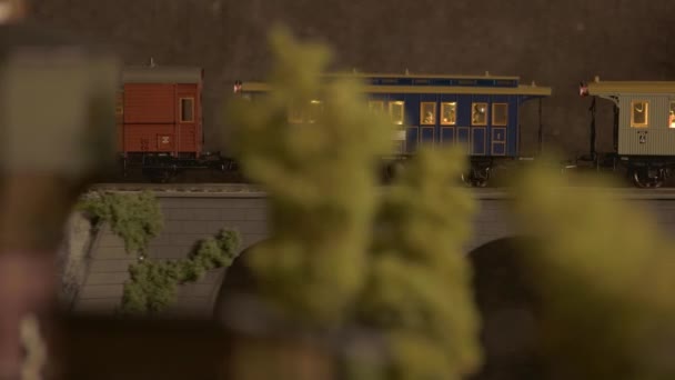 Modelo de ferrocarril que se mueve en un puente . — Vídeo de stock