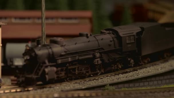 Miniaturmodell einer Oldtimer-Eisenbahn mit Waggons. — Stockvideo