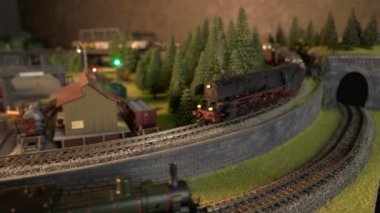 Model demiryolu üzerinde çalışan buhar lokomotifleri.