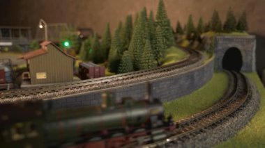 Minyatür tren istasyonu modelinde yolcu trenleri.