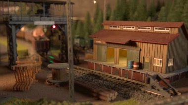 Model yük treni tren istasyonuna varıyor..