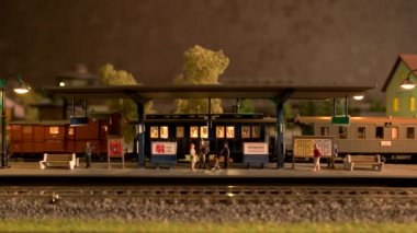 Oyuncak dizel lokomotif model tren istasyonunda ilerliyor..