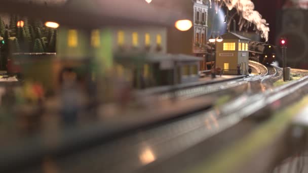 Ångmaskin replika in i stationen. — Stockvideo