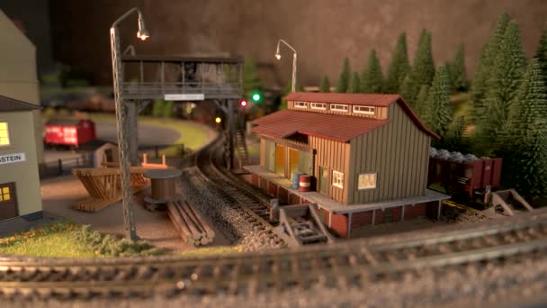 Model stacji kolejowej z ruchomym modelem lokomotywy. — Wideo stockowe