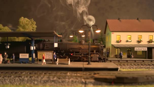 Speelgoedstoomtrein met miniatuurstation. — Stockvideo