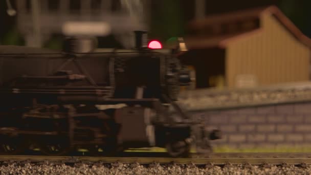 Nahaufnahme einer Spielzeuglokomotive mit Eisenbahnwaggons. — Stockvideo
