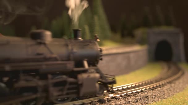 Modèle de locomotive à vapeur vintage entrant dans le tunnel. — Video