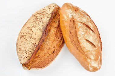 Beyaz arkaplanda zanaatkar ekmeği.