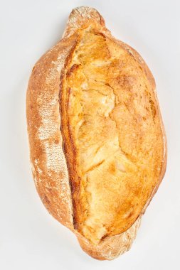 Beyaz zemin üzerinde taze organik ekmek.