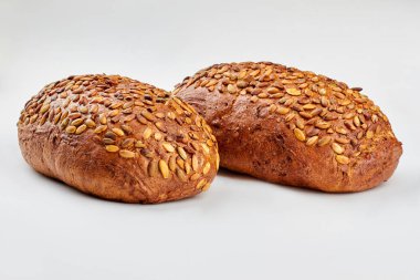 Beyaz arkaplanda organik toptan ekmek.