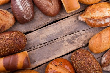 Ahşap arkaplanda ekmek çerçevesi.