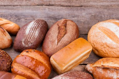 Ahşap zemin üzerinde çeşitli ekmek türleri.