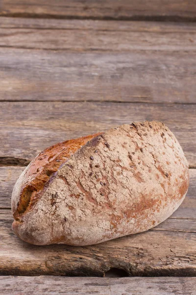 Pão caseiro em fundo de madeira. — Fotografia de Stock