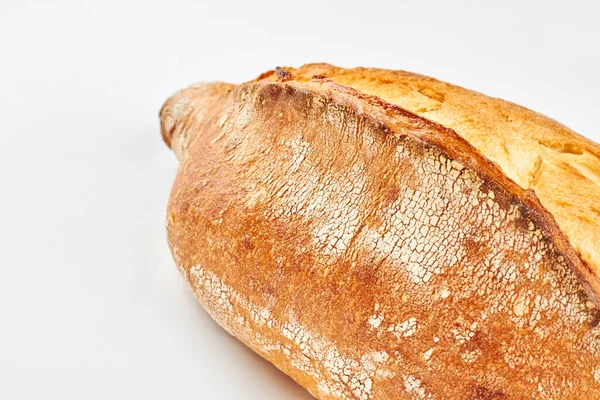 Pão fresco assado sobre fundo branco . — Fotografia de Stock