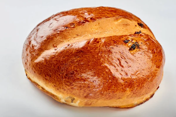 Pane appena sfornato su sfondo bianco. — Foto Stock