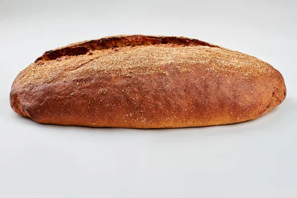 Bochenek chleba na białym tle. — Zdjęcie stockowe