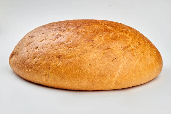 Rundbrot auf weißem Hintergrund. — Stockfoto