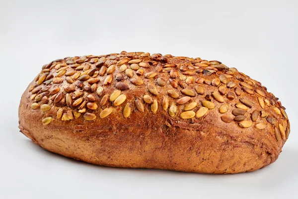 Organiczne ziarna pełnoziarnistego chleba kwaśnego. — Zdjęcie stockowe