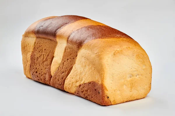 Квадратный длинный хлеб на белом фоне. — стоковое фото