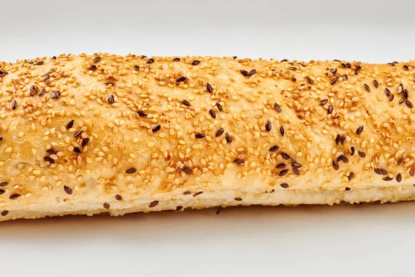 Baguette integral con semillas de sésamo y lino. — Foto de Stock