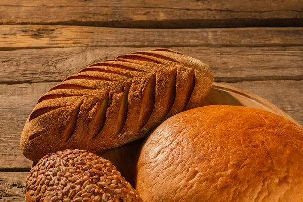 Φρέσκο τραγανό ψωμί σε ξύλινο φόντο. — Φωτογραφία Αρχείου