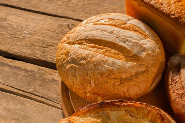 Kézműves teljes kiőrlésű kenyér. — Stock Fotó