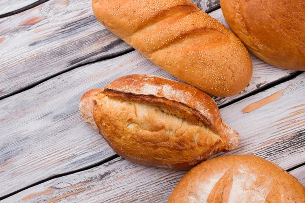 Brot auf rustikalem Holzgrund. — Stockfoto