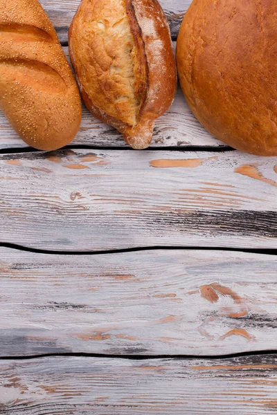 Kézműves kenyér rusztikus fa háttér. — Stock Fotó