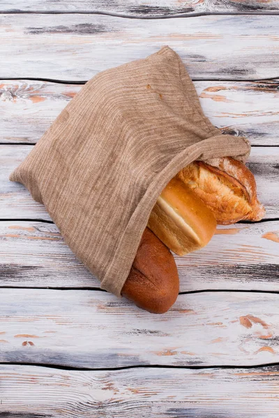 Zdrowy chleb domowej roboty w worku jutowym. — Zdjęcie stockowe
