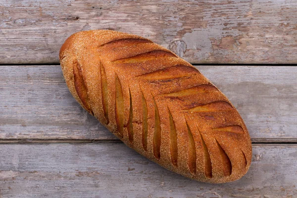Ahşap arka planda kırsal Fransız ekmeği. — Stok fotoğraf
