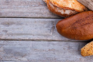 Ahşap zemin üzerinde doğal kabuklu ekmek.