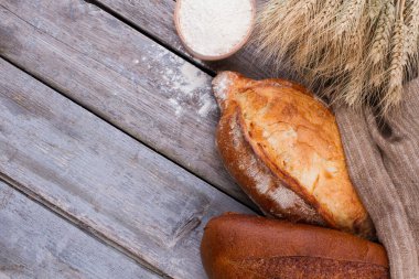 Buğday kulaklı ekmek ve bir kase un..