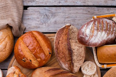 Ahşap arka planda kırsal ekmek çeşitleri.