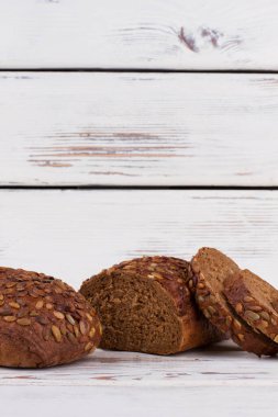 Ahşap zemin üzerinde tam ekmek.