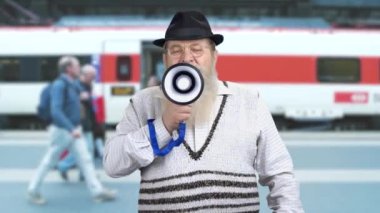 Olgun bir adam megafonla mesaj gönderiyor..