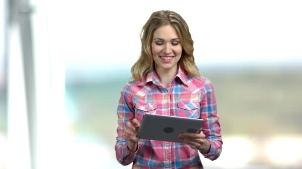 Joyeuse enseignante utilisant une tablette numérique. — Video