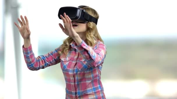 Aantrekkelijke vrouw met virtual reality bril. — Stockvideo