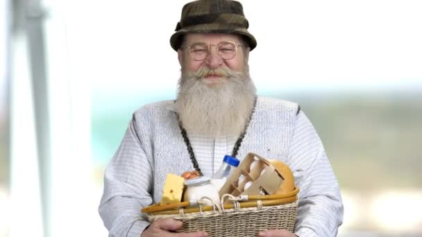 Senior farmer holding basket of dairy products — Stock Video