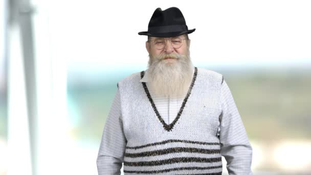 턱수염을 기르는 노인의 수염을 깎는 모습 — 비디오