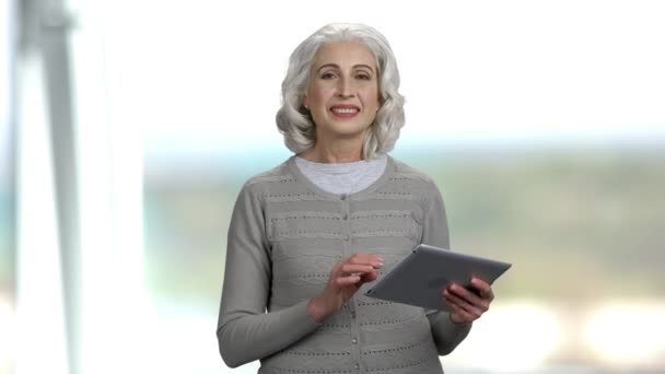 Veselý učitel žen používající digitální tablet. — Stock video