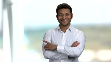 Kopya alanını gösteren mutlu iş adamının portresi.