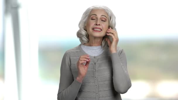 Mujer emocional hablando por teléfono de cristal. — Vídeo de stock