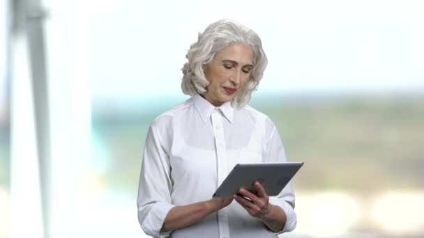 Leende mogen kvinna som använder digitala tabletter. — Stockvideo