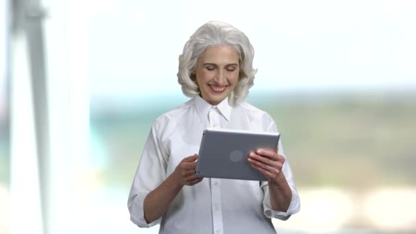 Привлекательная зрелая женщина с планшетным ПК с видеозвонком. — стоковое видео
