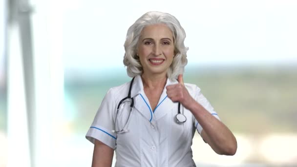 Mujer mayor médico mostrando el pulgar hacia arriba. — Vídeos de Stock