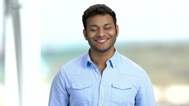 Genç yakışıklı adam kameraya bakıyor..