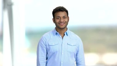 Çekici genç işadamı başparmağından vazgeçti.