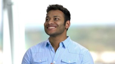 Mutlu ifadeli, düşünceli adam..