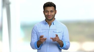 Genç adam cam dijital tablet kullanıyor..